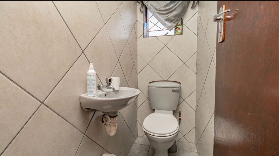 5 Bedroom Property for Sale in Denneoord Western Cape